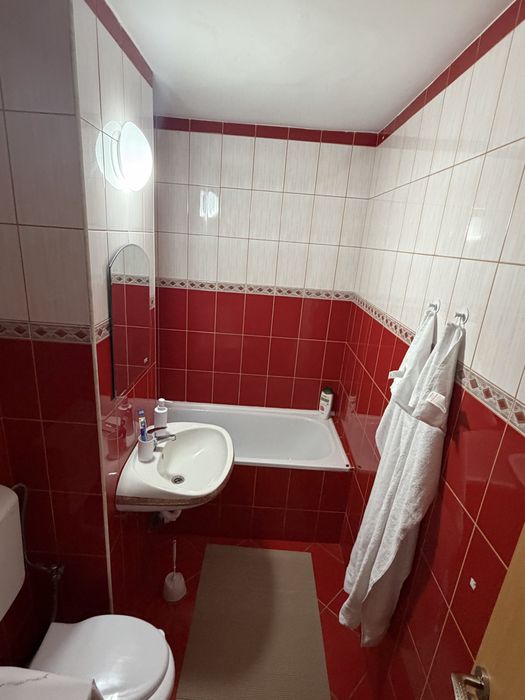 Inchiriez garsoniera la parter in regim hotelier