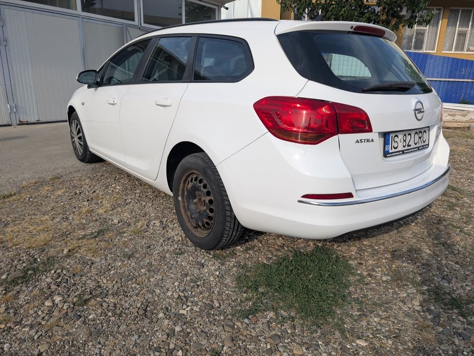 Opel Astra J Sports Tourer 2012