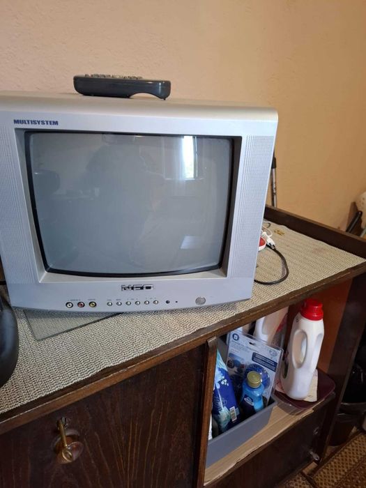 Телевизор Нео,15 инча с дистанционно.