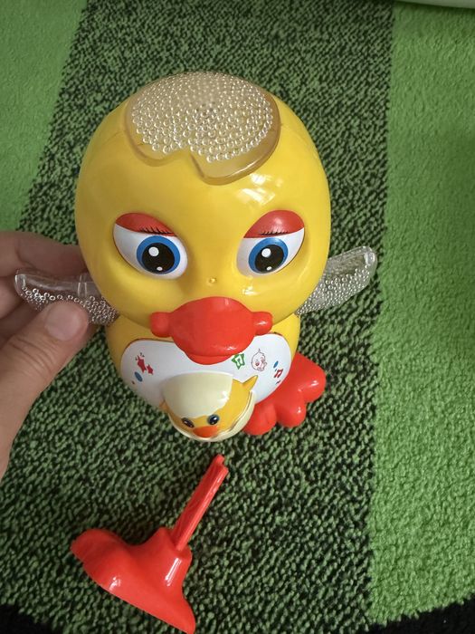 Игрушка сломана нога, рабочая