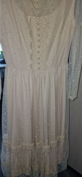 Продам платье на девочку и женское