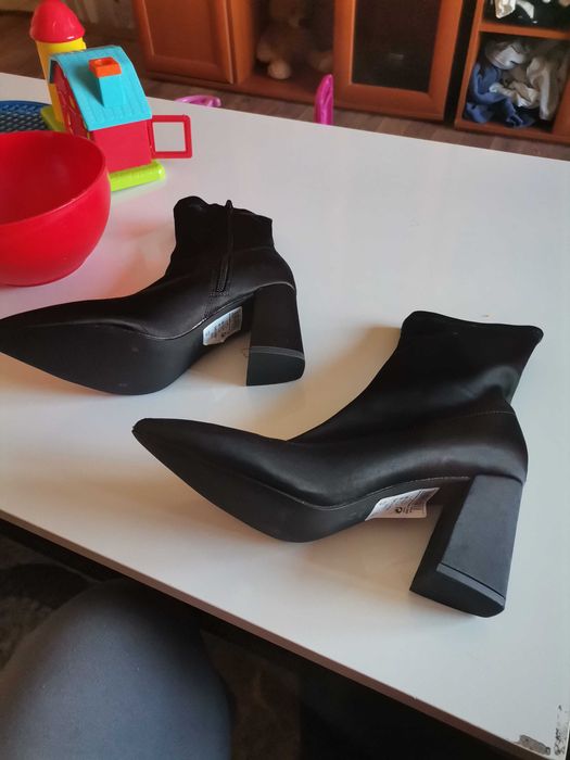 Продавам тип остри обувки