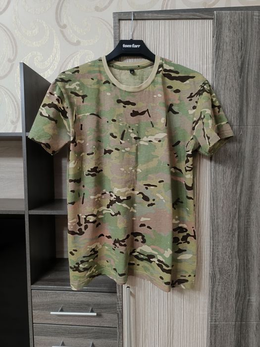 Военная форма, футболка, берцы.