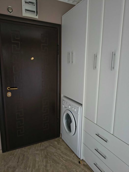3 стаен, луксозен, ново обзавеждане. В апартамента не е живяно. 200 m. от Студенски град.
