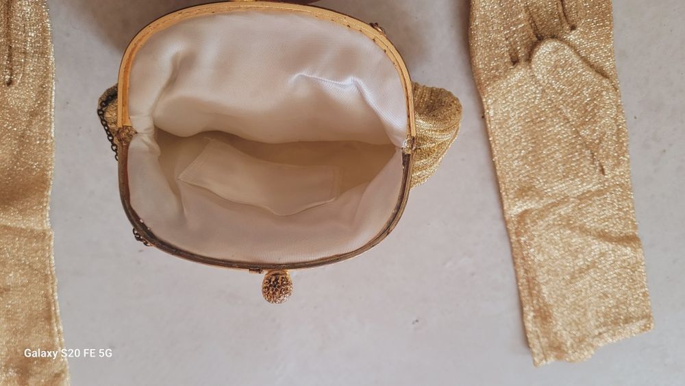 Декоративна винтидж  златиста дамска чанта и ръкавици