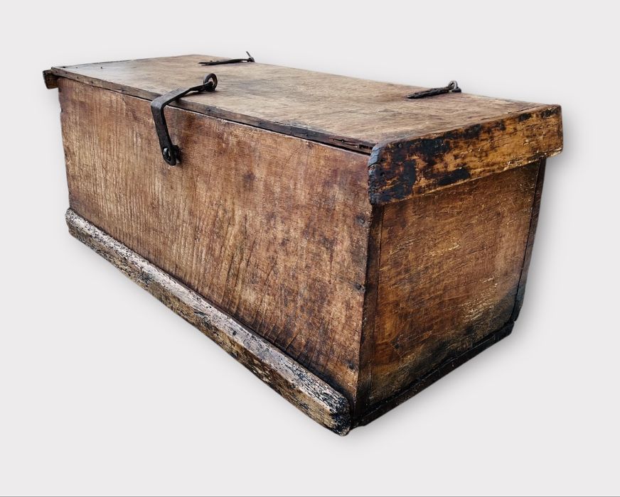 Lada zestre taraneasca cu profile drepte dintr-o singura bucata