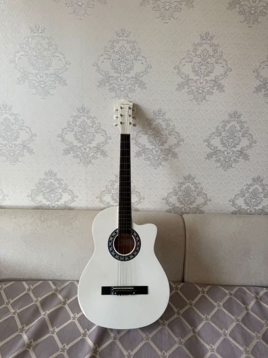 Белая акустическая гитара — в отличном состоянии