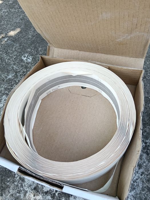 Set profesional zugravit, văruit,curățat si tras silicon. 3 role hartie profesională  pentru colturi, insertie metalica
