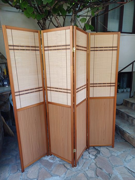 Параван с четири секции.