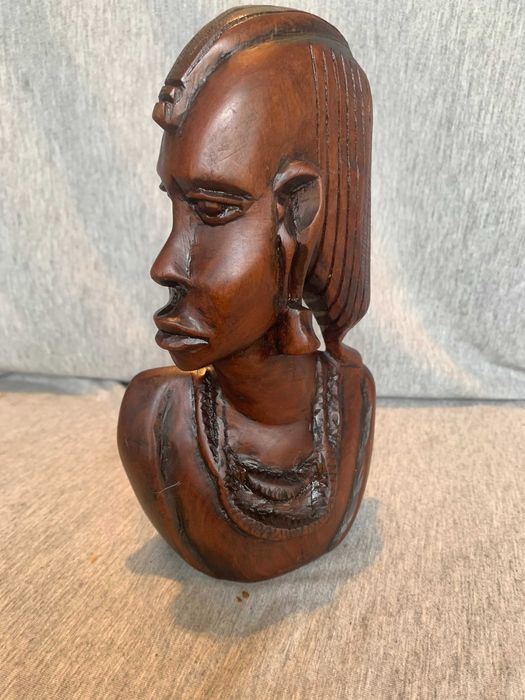 Стара резбована дървена статуя на глава