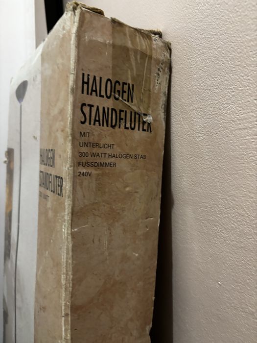 Продавам подова лампа ЧИСТО НОВА 300W