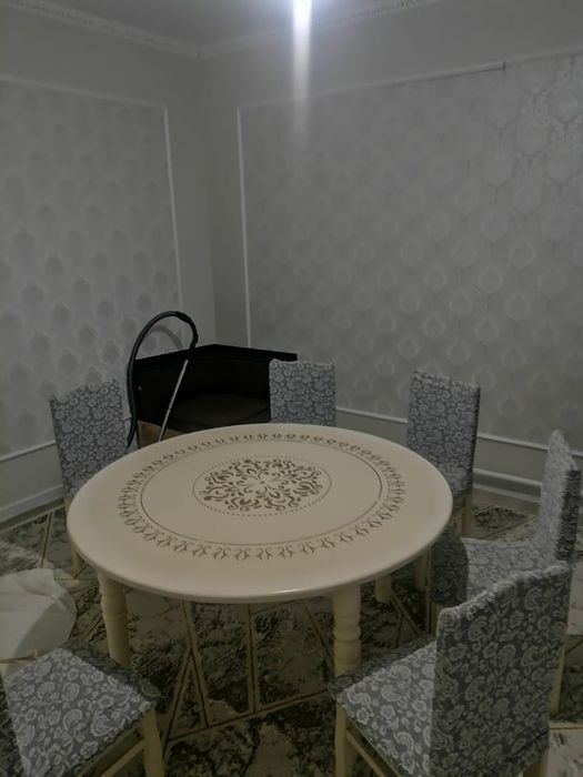 Продаю гостиный стол и стулья