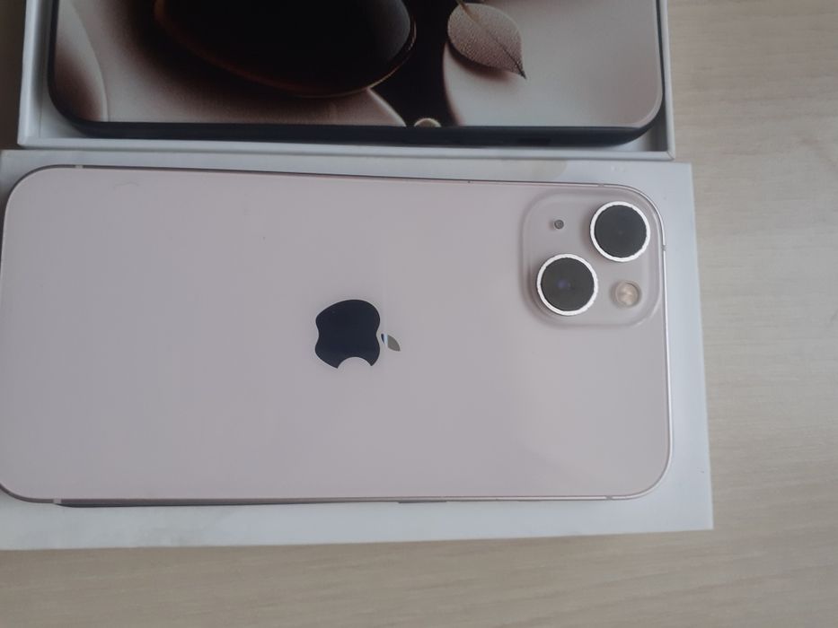 Telefon iPhone 13.
