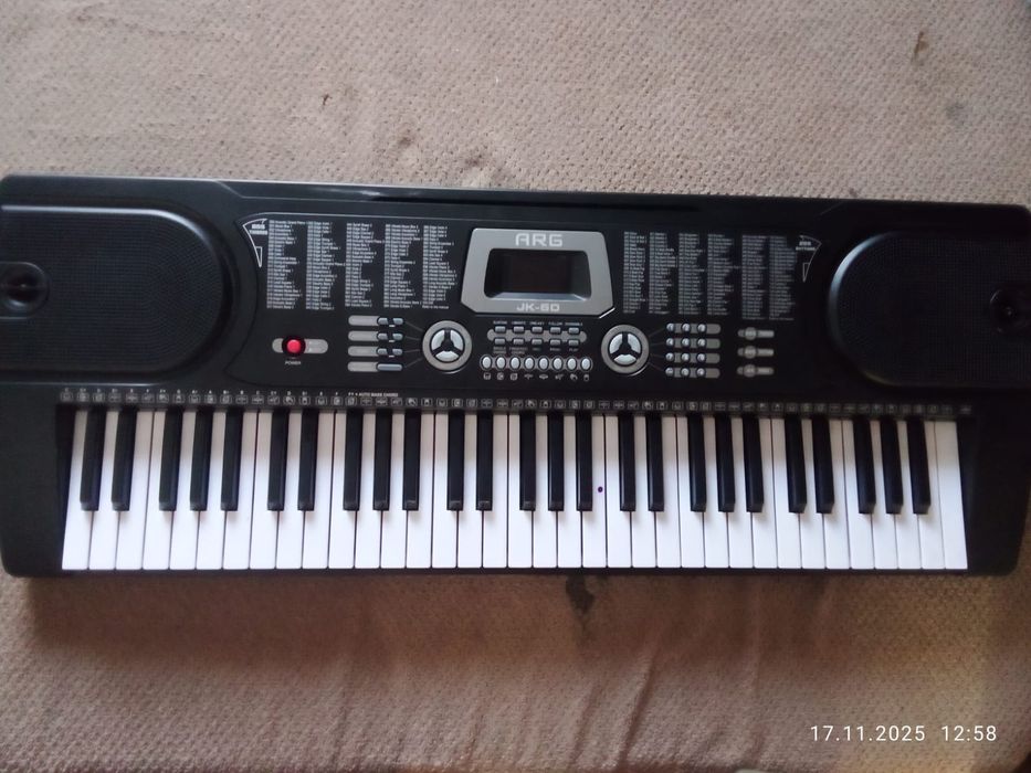 Продам синтезатор