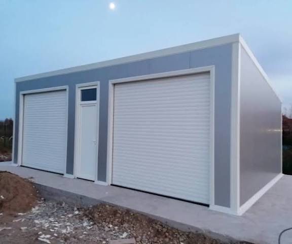 Vand garaje metalice la comanda, din structura metalica usoara si panouri sandwich termoizolante, ideale pentru curte, teren sau spatiu comercial.