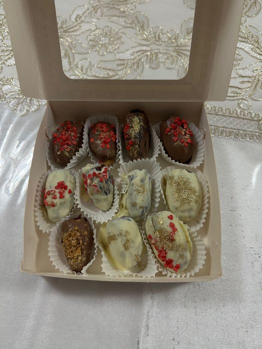Клубника и фрукты в шоколаде
