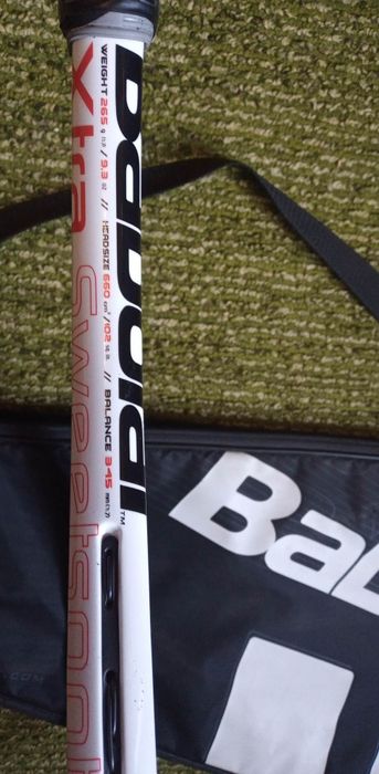 Продавам хилка за тенис на корт Babolat с комплект калъф.