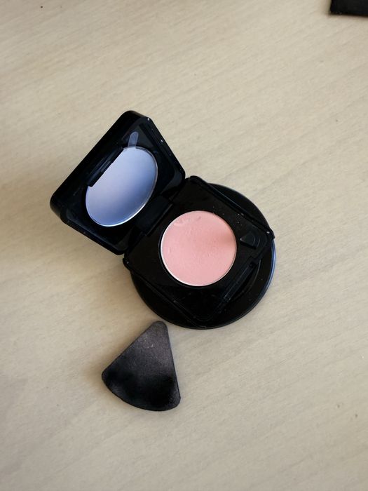 Huda Beauty пудра за телефон