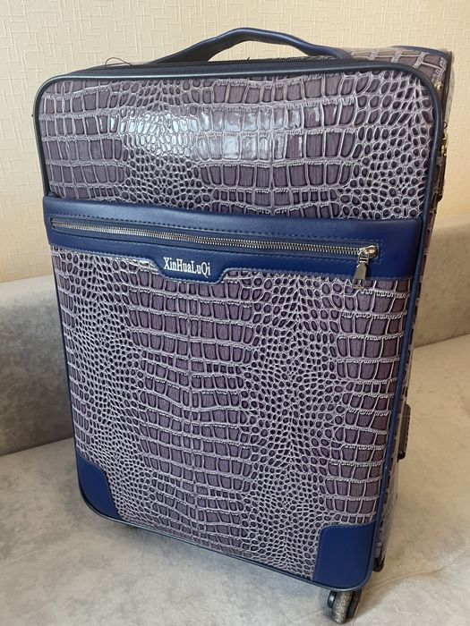 Продам новый чемодан