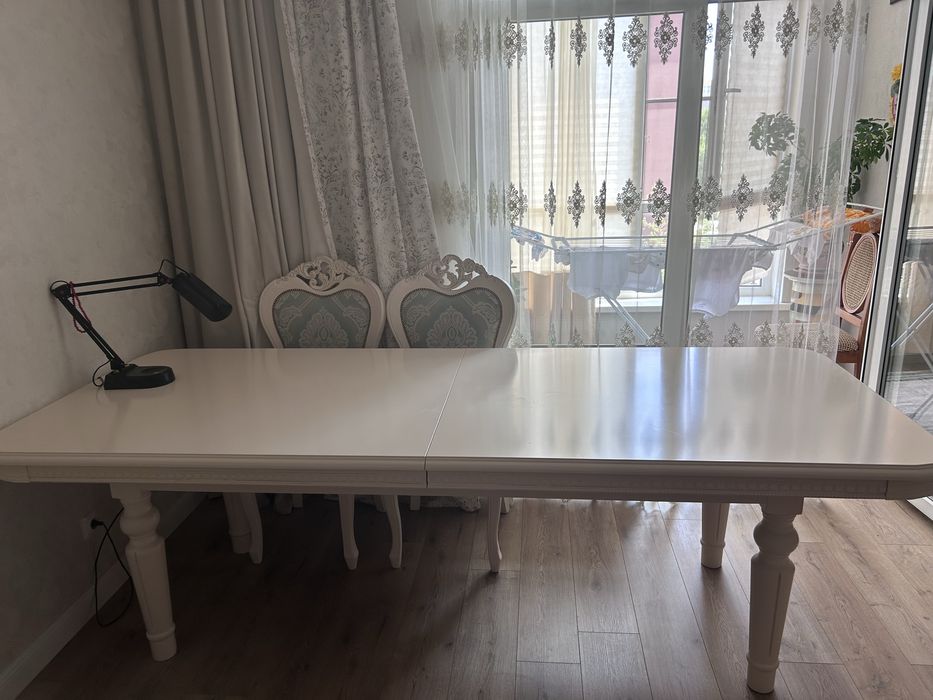 Стол для гостинной