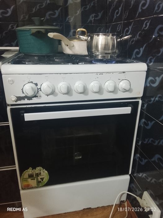 Gaz plita sotiladi 4 talik konforkasi bor pechkasi bor