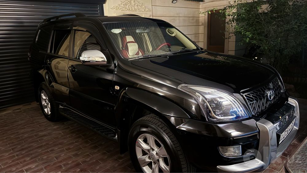 Продаётся Toyota Land Cruiser Prado 2008 года в чёрном цвете.