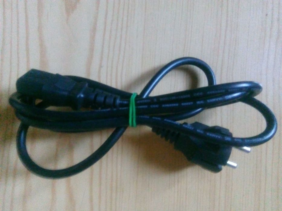 TV LCD Samsung, 66 cm, telecomandă și cablu de alimentare.