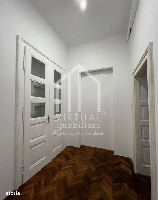 Casa formata din 2 apartamente, 2 garaje,  3 bai - zona Trei Stejari