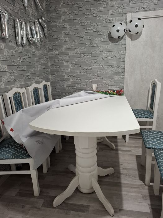 Продам шикарный стол обеденный.