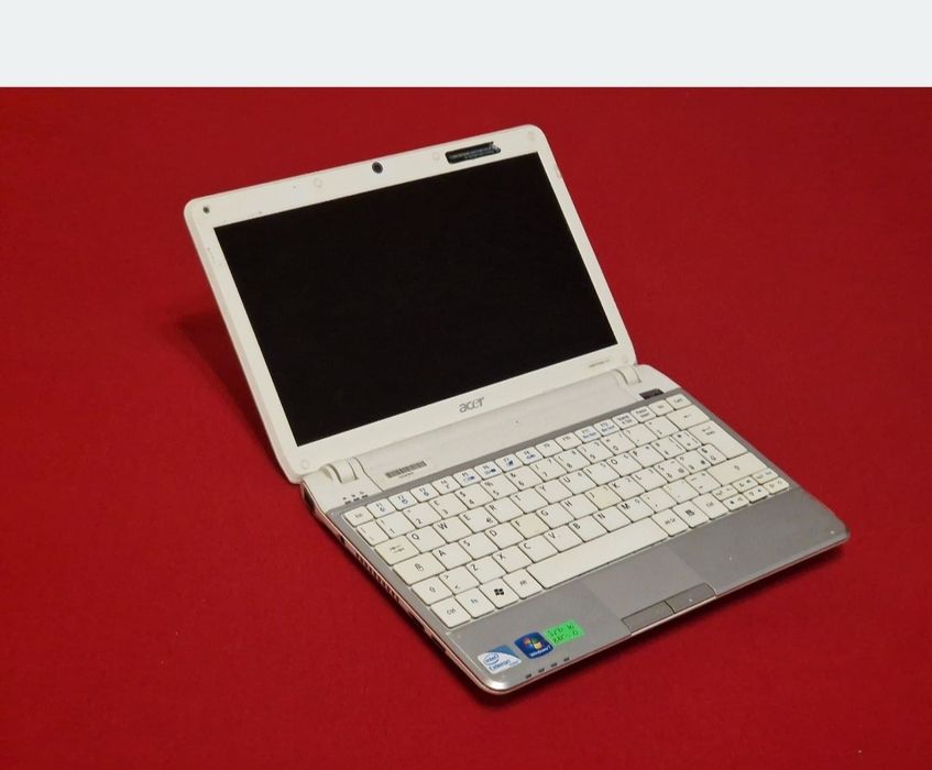 Laptop Acer perfect funcțional doar la priza