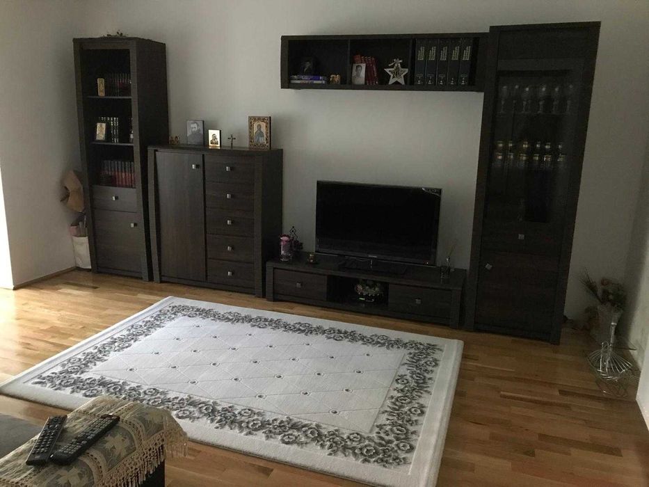 Vand apartament cu trei camere decomandat