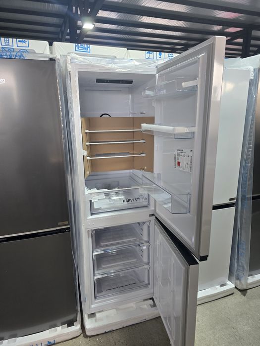 Нов инверторен хладилник с фризер Beko  b3rcna345hw. 345 л