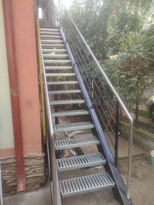 Vindem scări zincate la cerere