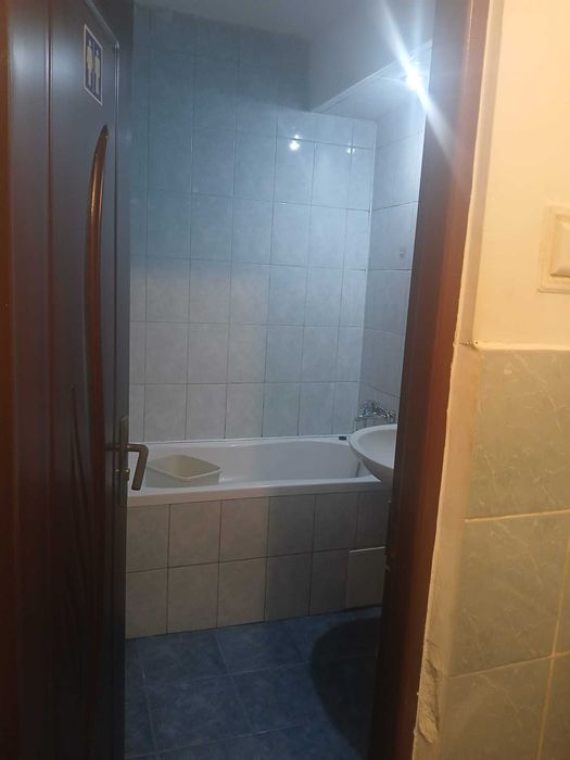 Închiriez apartament cu 2 camere