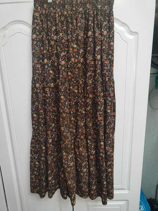 Юбка, коричневая с принтом цветочков.