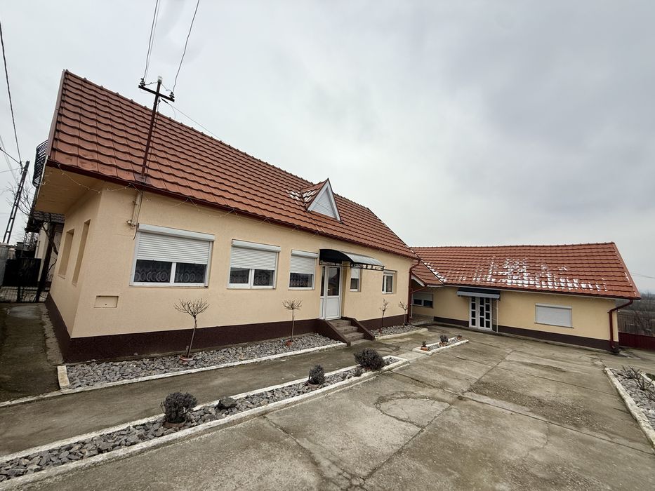 Vand casa spatioasa, teren 7800mp