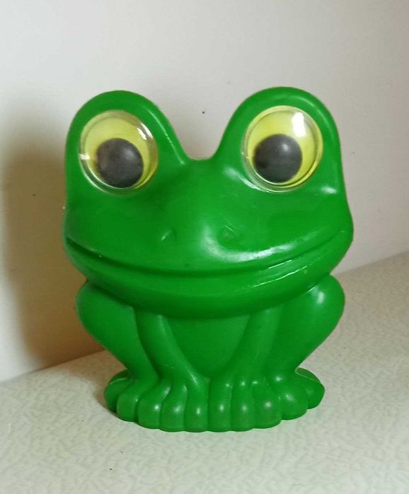 Продам. Винтаж СССР. Пластмассовая игрушка  дутыш лягушка.