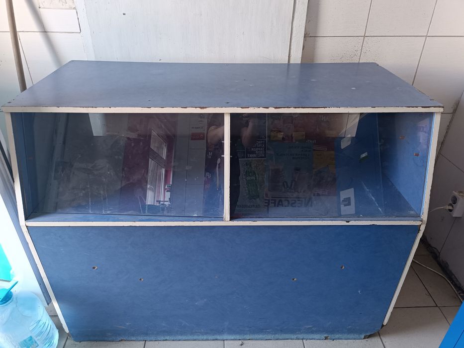 Продам стол-витрину