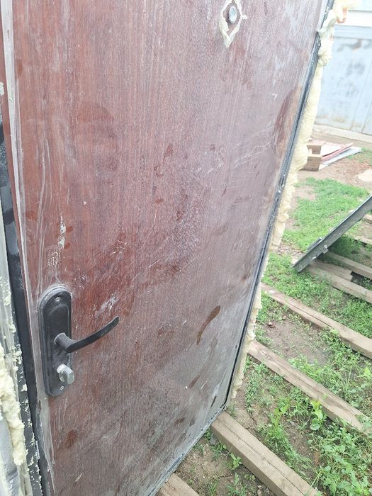 Продам входную железную дверь
