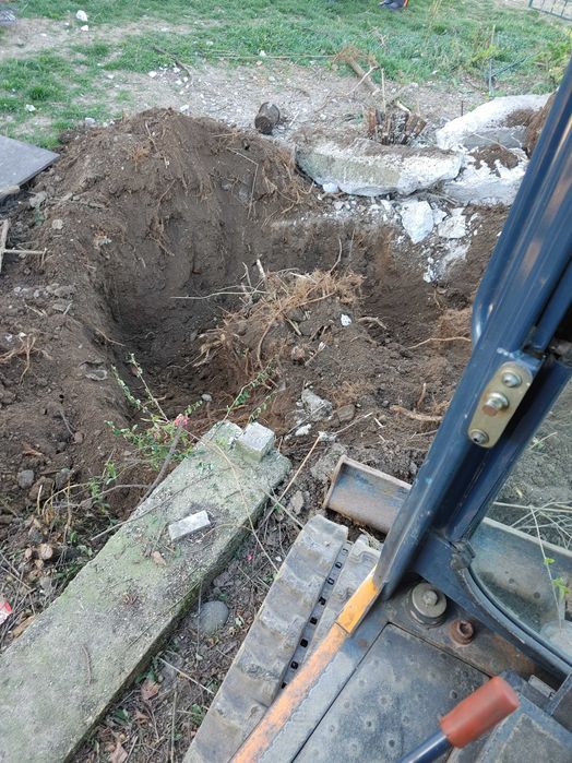 услуги със самосвал ,мини багер ,челен товарач и комбиниран багер