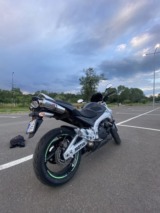 Motocicleta Suzuki gsr 600