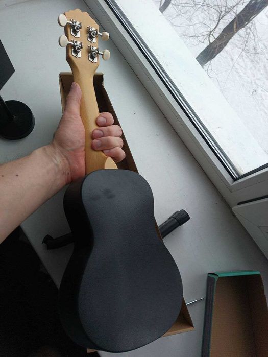 Продам укулеле .
