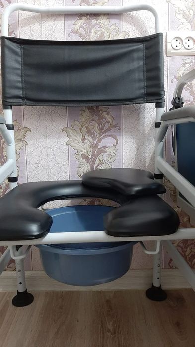 Продается инвалидная коляска, туалет вставной в хорошем состоянии.