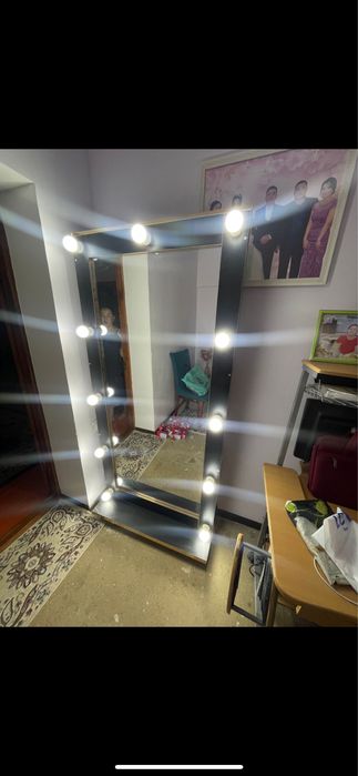 зеркала с лампочками для бутика