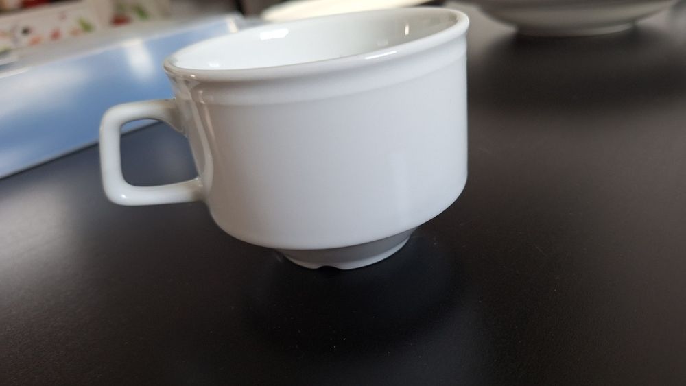 Farfurii, pahare, cani