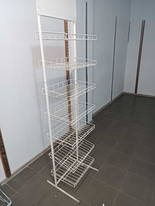 Метални стелажи за магазин