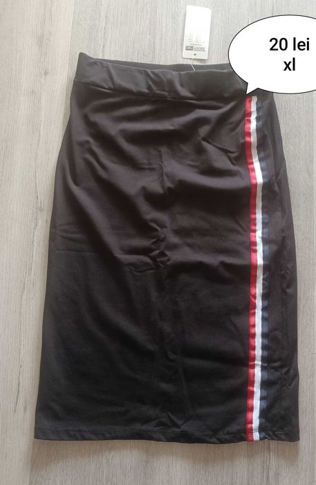 Fusta de dama cu dungi pe o parte