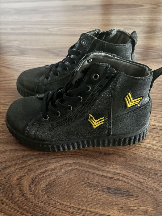 Туфли женская и детский ботинки