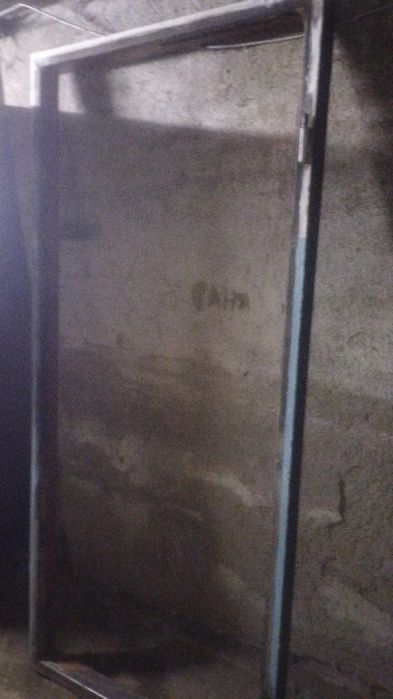 Продам металлическую дверь с коробкой