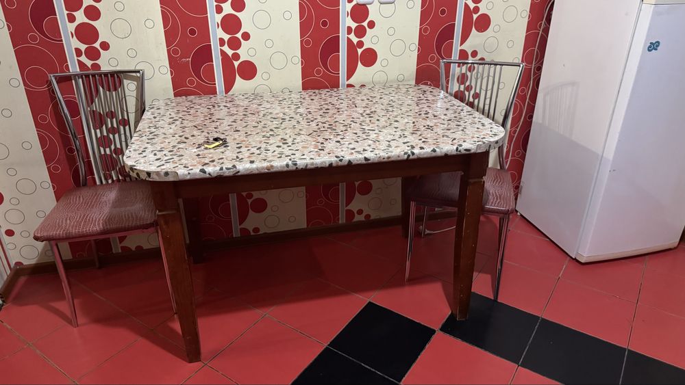 Продам кухонный стол б/у